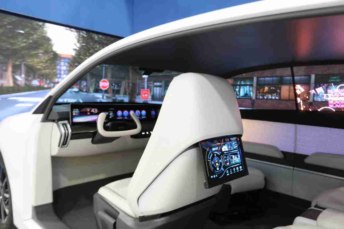 william威廉中文官网的「可卷式后座娱乐显示器」加强后座乘客的感官体验，，，并保有个性化设计，，，，可依使用偏好进行动态调整。。。。