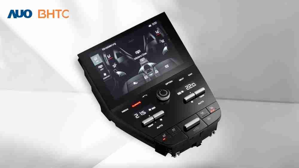 作為友達新生力軍，，，，BHTC所展示的中央與後座鞍部的Display HMI產品，，，可處理多區恆溫控制、、、、顯示畫面，，呈現仿真3D車室分區；以力傳感技術精準傳遞觸感，，，並結合音量及震動反饋，，防止意外啟動，，提供使用者自然流暢、、、、直觀且輕鬆駕馭的舒適介面